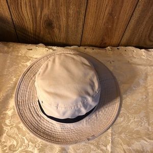 Beige hat with black band around it